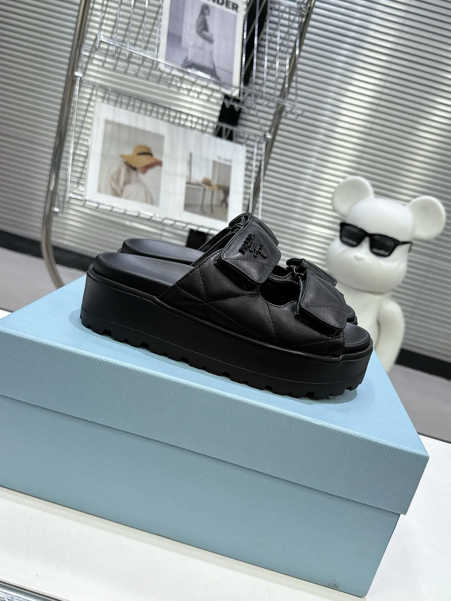 👟👟Ex-factory price 440👟👟 PRADA 2025 vs spring and summer popular sandals series... [Thick-soled double-button sandals] Original 1:1 customization, this year's most fashionable and popular retro British style, simple and elegant, all styles are good-looking, platform thick soles make you slimmer and taller, very comfortable, fashionable and versatile... Many Internet celebrities are on their feet. These platform round-toe thick-soled shoes are very popular this year. They can be worn (increased) for both leisure and leisure. ❶Material: Customized imported calf leather ❷Inner: Customized imported sheepskin ❸Outsole: Original molded ultra-light outsole ❹Sole thickness: 5.5cm ❺Number of yards: 35-40 ❻Packaging: Original full set of packaging ☀Color: Official website updated simultaneously